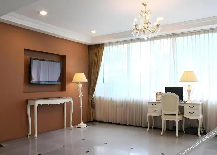 Romance Srinakarin Hotel