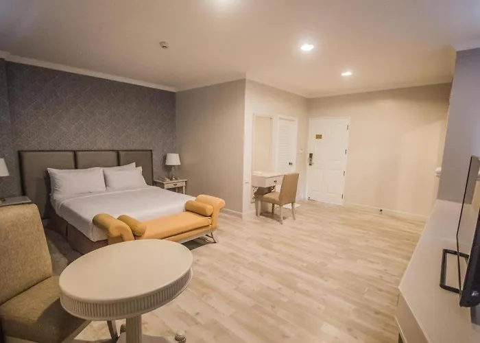Romance Srinakarin Hotel 3*