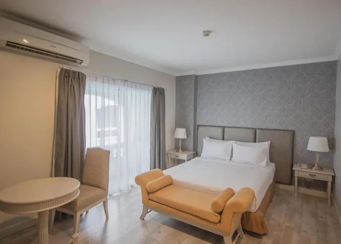 Romance Srinakarin Hotel