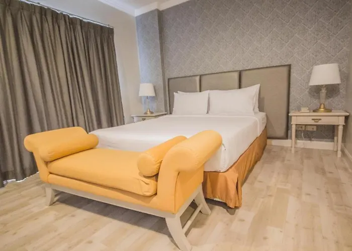 Romance Srinakarin Hotel