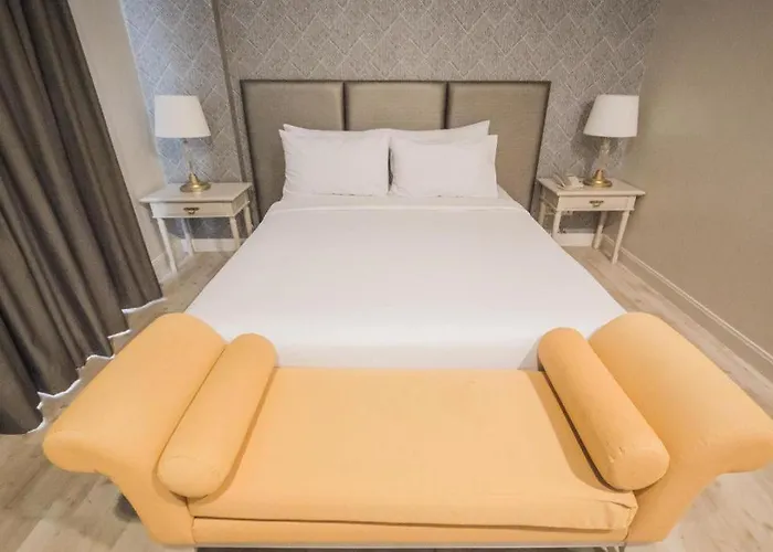Romance Srinakarin Hotel