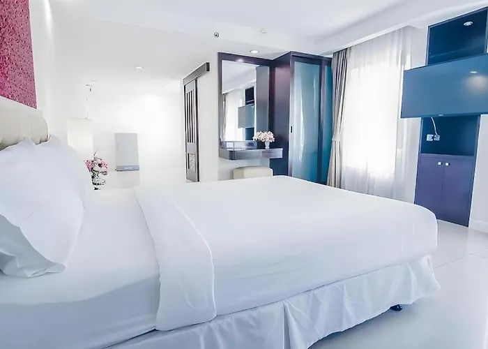 Romance Srinakarin Hotel