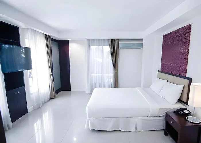 Romance Srinakarin Hotel 3*
